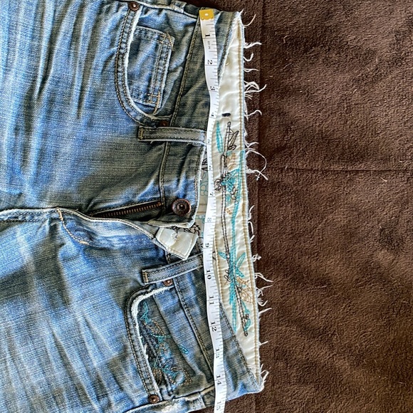 Vigoss women’s jeans. Embroidered design on pockets. Light blue worn in denim. - Picture 4 of 6